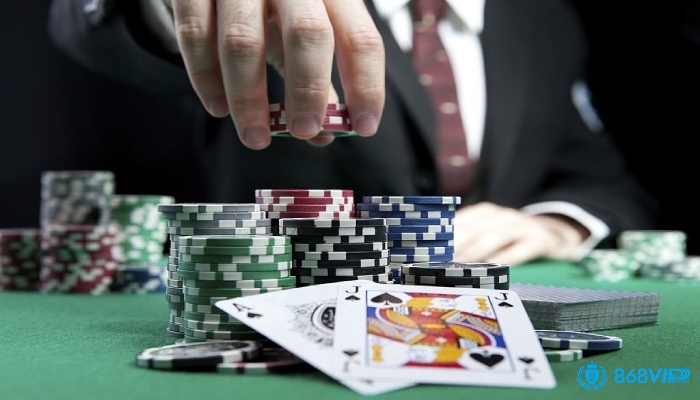 Bluff trong Poker giúp giành lợi thế ngay cả khi không có bài mạnh, nhưng cần áp dụng đúng chiến lược để đạt hiệu quả