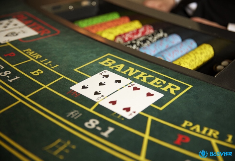 Chiến thuật cơ bản Baccarat: Ưu tiên cược Banker vì tỷ lệ thắng cao và lợi thế nhà cái thấp, tránh cược Hòa và các cược phụ do rủi ro lớn
