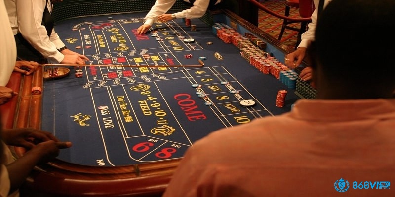 Tip cho dealer và giữ tinh thần tích cực giúp bạn hòa nhập dễ dàng tại bàn craps đông người
