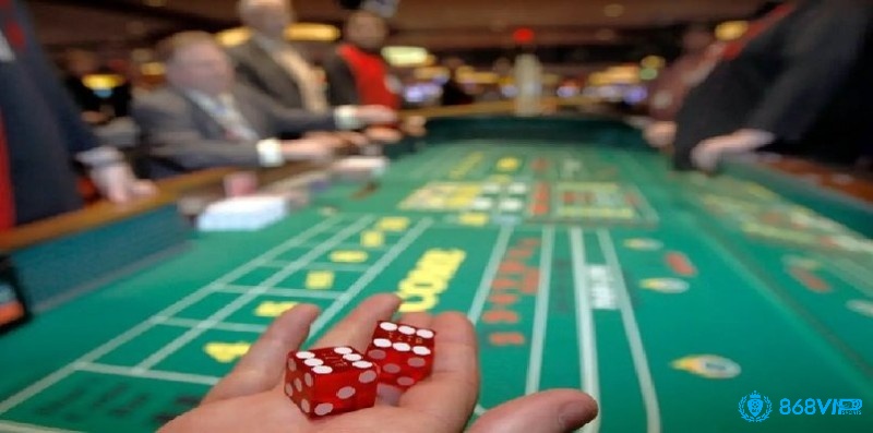 Từ bàn cược náo nhiệt đến hai viên xúc xắc - cách chơi craps trong sòng bạc là sự kết hợp của may mắn và chiến lược