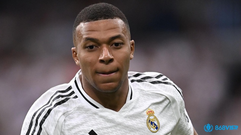 Kylian Mbappé thể hiện tốc độ siêu hạng và kỹ thuật đi bóng tuyệt vời, trở thành chân sút chủ lực của PSG và thủ lĩnh tuyển Pháp