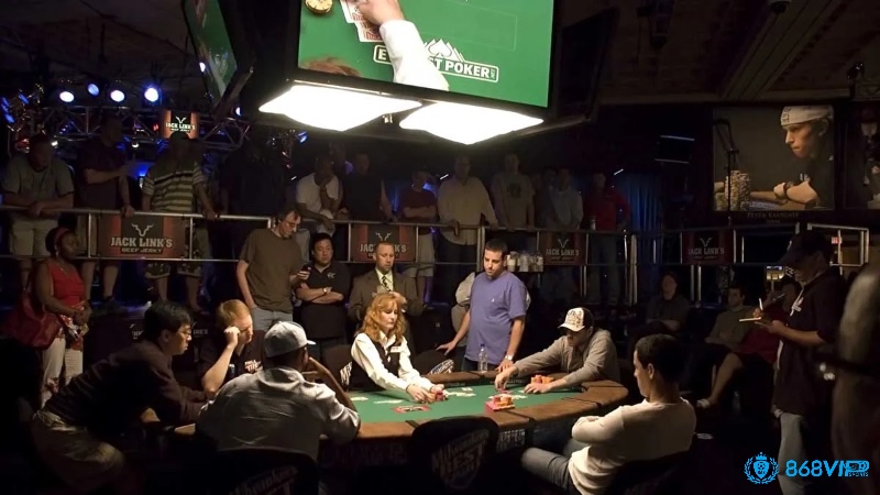 Người chơi poker tham gia giải đấu Sit & Go ngắn hạn và giải đấu Multi-Table Tournament kéo dài nhiều giờ