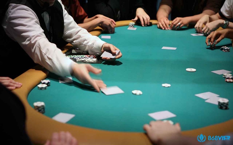 Người chơi poker làm thủ tục đăng ký tại quầy và nhận thông tin chỗ ngồi trước khi giải đấu bắt đầu