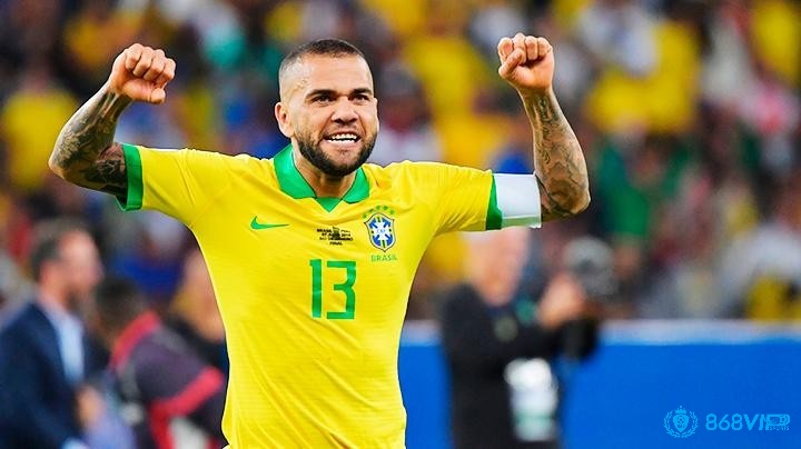 Alves luôn gây đột biến bằng tốc độ và kỹ thuật bên cánh phải