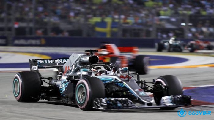 Người chơi cá cược F1 dự đoán tay đua hoặc đội đua chiến thắng, dựa trên phong độ, thành tích và thông tin chặng đua