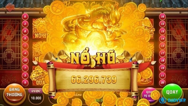 Người chơi slot nổ hũ đặt cược, quay cuộn ngẫu nhiên nhờ RNG và thắng khi biểu tượng trùng trên các đường trả thưởng