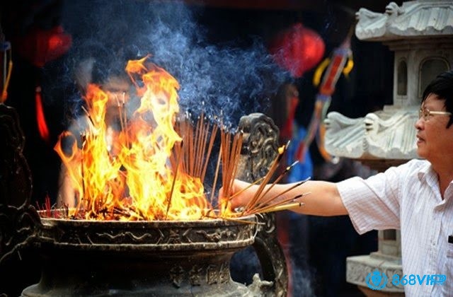 Mơ thấy đi chùa thắp hương thường xuất hiện khi bạn đang chịu nhiều áp lực